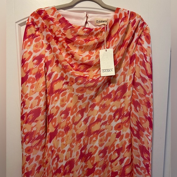 Chiffon: sheer, lightweight fabric with a grainy feel

Main: 100% Polyester. - Picture 5 of 7